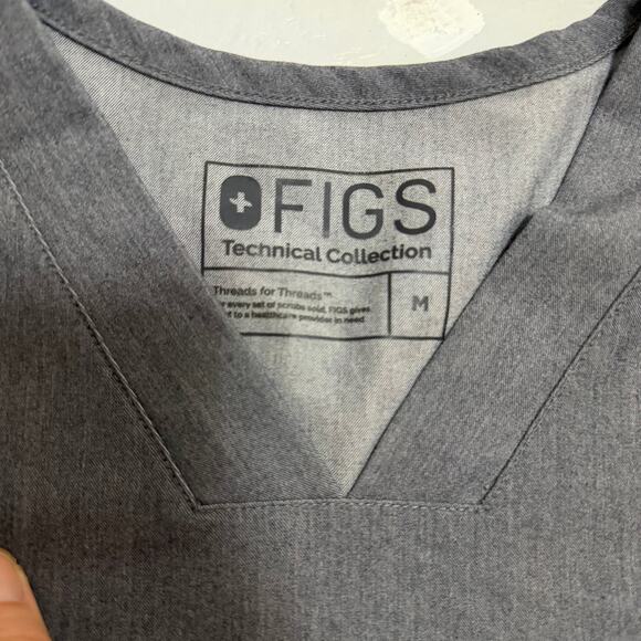 EUC Figs men’s gray scrub top sz M front pocket nurse attire workwear gently usd - Picture 3 of 13